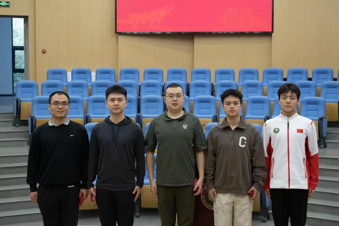 对照阅读他首先对过去一年国旗队在训练